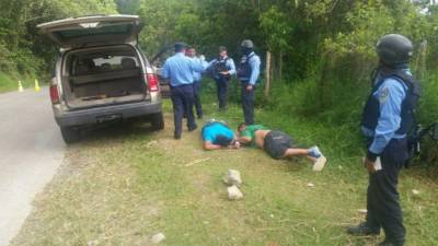 Los policías de Santa Bárbara capturaron a los sospechosos, quienes andaban en una camioneta. Se informó que tienen varias fichas delictivas por otros crímenes.