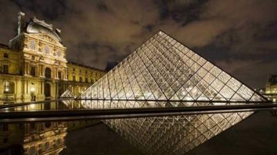 El grandioso museo del Louvre en París tiene una vista hermosa.