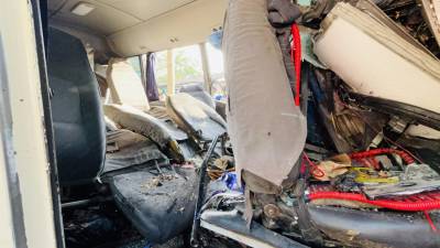 Así quedó el bus con placas HAL 8616 que recorría la ruta Lepaera - Santa Rosa y a la altura de la aldea La Montañita, en San Juan de Opoa, chocó frontalmente con una unidad que procedía de Ocotepeque, el cual, según testimonios, le quitó el derecho de vía en una curva.