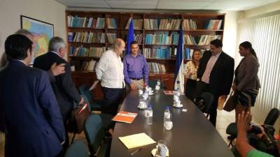 Facilitadores de la OEA y de la ONU junto a los jóvenes indignados.