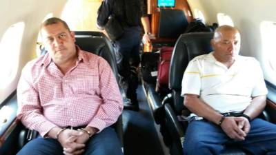 Carlos Emilio Arita y José Raúl Amaya Argueta en el avión que los llevó a Estados Unidos, donde son acusados de narcotráfico.