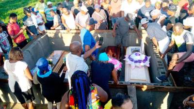 <b><span class=mln_uppercase_mln>Sepelio.</span></b> Los cuerpos de los cinco familiares fueron enterrados en el cementerio de San Juan.