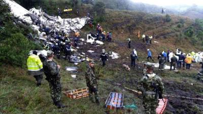 Equipos de rescate recuperan cuerpos del avión accidentado en el municipio de La Unión, departamento de Antioquia (Colombia).