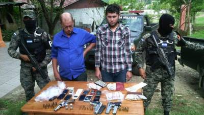 Los militares capturaron a dos personas para investigación.
