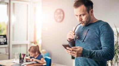 Un nuevo estudio reveló que los jóvenes piden a sus padres que pasen menos tiempo en sus teléfonos.