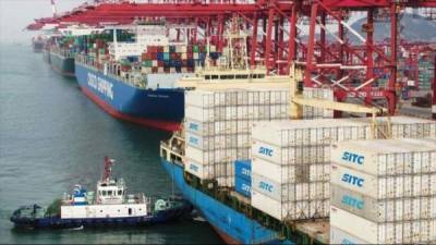 Buques de carga atracan en el puerto de Qingdao, China.