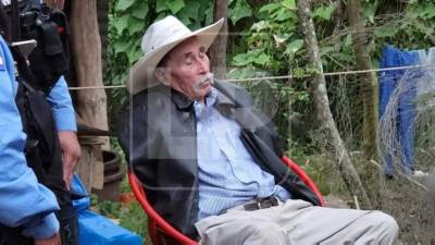 Los vecinos relataron que el anciano le disparó en reiteradas ocasiones y enseguida remató a su hijo con un machete.