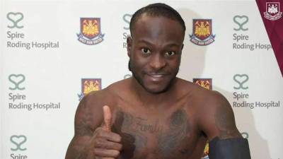Moses mientras era presentado por el West Ham.