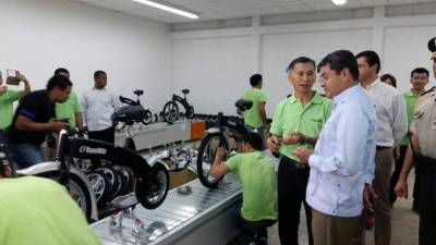 El presidente Juan O. Hernández junto a el presidente de la fábrica, Toni Lin, al conocer el proceso.
