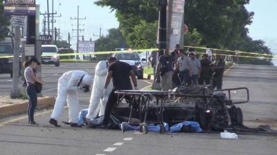 Fiscales inspeccionan uno de los Hummer atacado e incendiado por los maleantes. Fotos: AFP/Andrés Villarreal