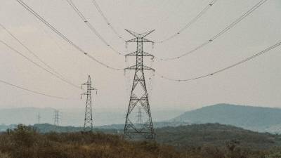 La Enee justificó que el gobierno actual heredó una matriz de 3,000 MW, pero la generación cae a 1,750 MW en horas de la noche por las “olas de calor y sequía”.