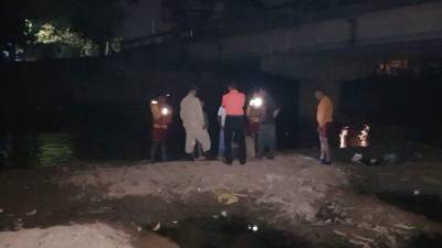Bomberos rescataron el cuerpo del menor en la fría noche del pasado viernes.