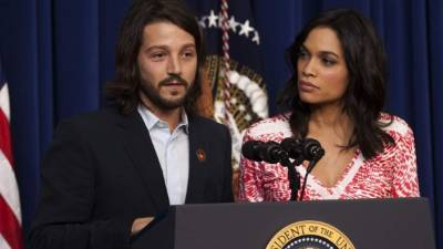 Diego Luna y Rosario Dawson presentando la película Cesar Chavez en la Casa Blanca de EUA.