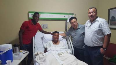 Maynor Figueroa, Alfredo Hawit y Jerry Bengstson visitaron a Luis Garrido.