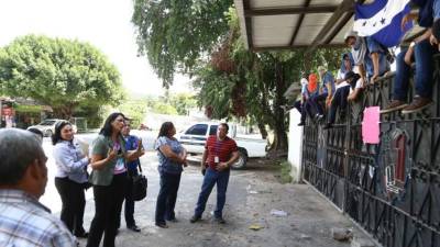 Una comisión de educación llegó este lunes a dialogar con estudiantes que mantienen tomadas las instalaciones del colegio público.