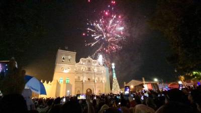 Fuegos artificiales iluminan el cielo sobre la catedral de Comayagua durante la despedida de 2025 y la llegada del Año Nuevo. Fotografías de Alex Pérez.