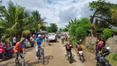 El doble crimen sucedió en la calle principal de la colonia Aurora, de Tocoa, en horas del mediodía de ayer.