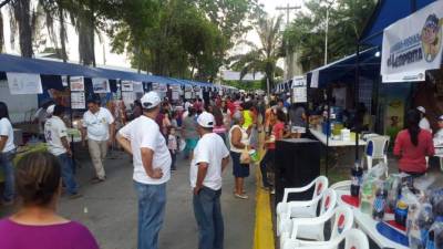 Sampedranos abarrotaron durante el viernes y sábado los más de 60 puntos de ventas con los que cuenta la Ahorro Feria Lempirita.