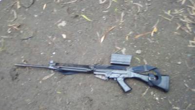 El fusil fue abandonado por los sospechosos.