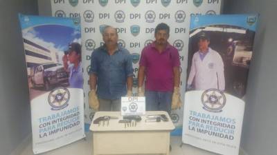 Presentación de dos de los tres capturados por las autoridades.