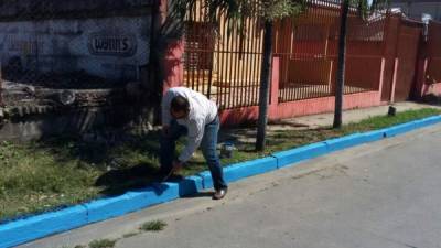 Es permitido parquearse en las zonas pintadas de azul.