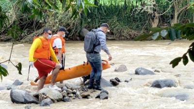 El Cuerpo de Bomberos de Santa Rosa de Copán ha realizado el rescate de al menos dos cuerpos en los ríos que atraviesan la zona desde el paso de la tormenta Eta en la zona sur de Copán.