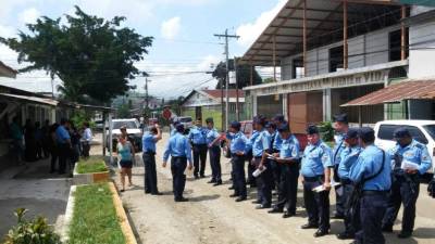 Un grupo de policías visitan a pobladores en la colonia Reparto Lempira de San Pedro Sula, en la zona norte de Honduras.