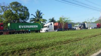 Paro del gremio del transporte pesado en el departamento de Cortés. Foto cortesía de TN5.