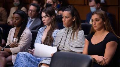 Simones Biles, McKayla Maroney y Aly Raisman encabezan la demanda de unas 90 atletas que fueron víctimas de Larry Nassar.