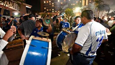 Aficionados de El Salvador hicieron el mayor ruido posible en el hotel de concentración de México.