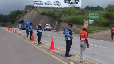 Las autoridades han asignado personal e instalado puestos para asistir a la población que se moviliza por el asueto.