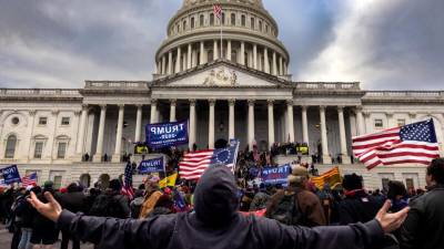 Seguidores de Trump atacaron el Capitolio en un intento de impedir la confirmación de Biden como presidente de EEUU.