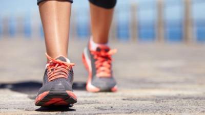 Una forma de ejercicio básica es caminar por más de media hora para lograr bajar de peso.