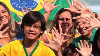En Brasil viven los Silva, una familia que debido a un problema de mutación genética nació con seis dedos, aparte de sentirse única y no tener complejos por ello, nos expresó que su mayor deseo es que Brasil quede campeón del Mundo 2014, de dicha forma podrían decir que Brasil es hexacampeón y enseñar sus seis dedos.
