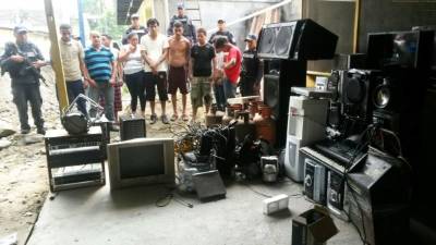 Los capturados junto a las evidencias.