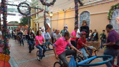 Jóvenes y adultos disfrutaron del paseo en las bicicletas múltiples.