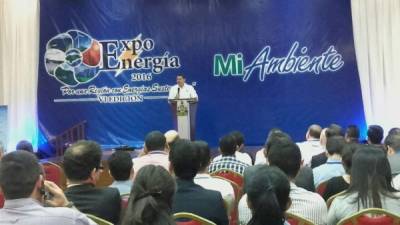 El presidente Juan Orlando Hernández exponiendo acerca del programa 20/20 en San Pedro Sula.