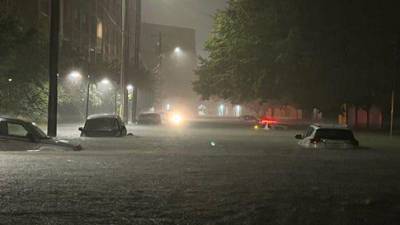 Equipos de rescate auxiliaron a decenas de conductores que quedaron atrapados en sus vehículos en medio de las inundaciones repentinas que afectan a Dallas.