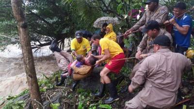 El cabo René Alvarado Peña cuando rescataba a una de las niñas de las embravecidas aguas del río Cuyamelito.