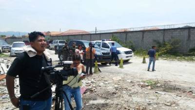 Elementos del ejército y de la Policía Nacional acordonaron la escena del crimen en el río Blanco de San Pedro Sula.
