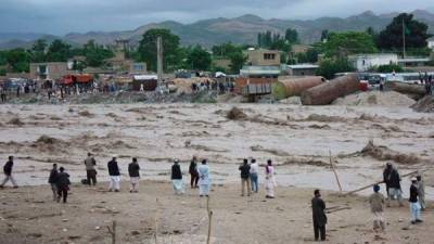 Las repentinas inundaciones se producen cuando el gobierno lucha contra una ofensiva general de los talibanes. Foto: EFE