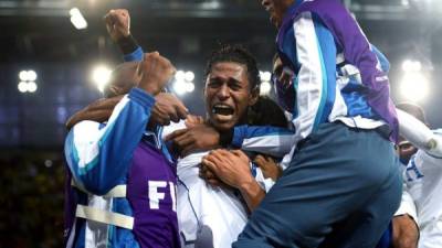 Carlo Costly celebra el primer gol mundialista de Honduras después de 32 años.