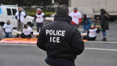 Agentes del ICE se estacionaron frente a varias escuelas en Nueva York la semana pasada./Twitter.