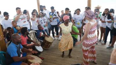 Los domingos, los pobladores se reúnen para bailar al ritmo de la punta.