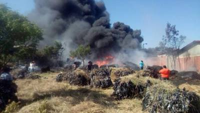 El humo tóxico y las llamas alarmaron a algunos vecinos de la zona que llamaron inmediatamente al Cuerpo de Bomberos.