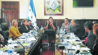 El alcalde de San Pedro Sula, Armando Calidonio, expuso a la junta directiva del Poder Legislativo informes sobre los peajes y la readecuación.