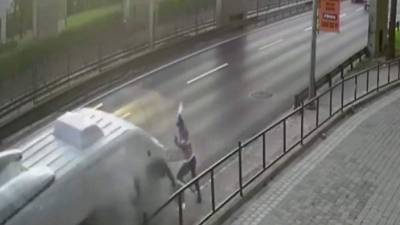 El hombre dio un salto en el momento preciso.