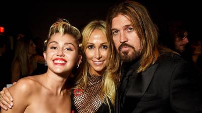 Miley Cyrus junto a sus padres Tish Cyrus y Billy Ray Cyrus.
