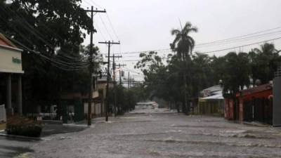 En la imagen, una calle inundada en San Pedro Sula.