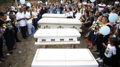 Los restos de cuatro miembros de una misma familia, residentes en Estados Unidos y que fueron víctimas de un hecho violento el pasado 10 de julio en California, fueron sepultados este lunes en su natal San Cayetano Istepeque, en el departamento salvadoreño de San Vicente, a un poco más de 65 kilómetros de la capital.